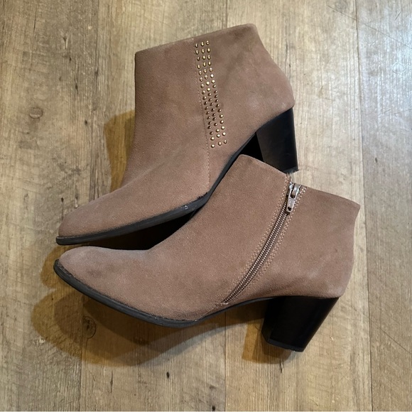 Vionic Georgia Orthaheel Studded Ankle Boots - Picture 4 of 11